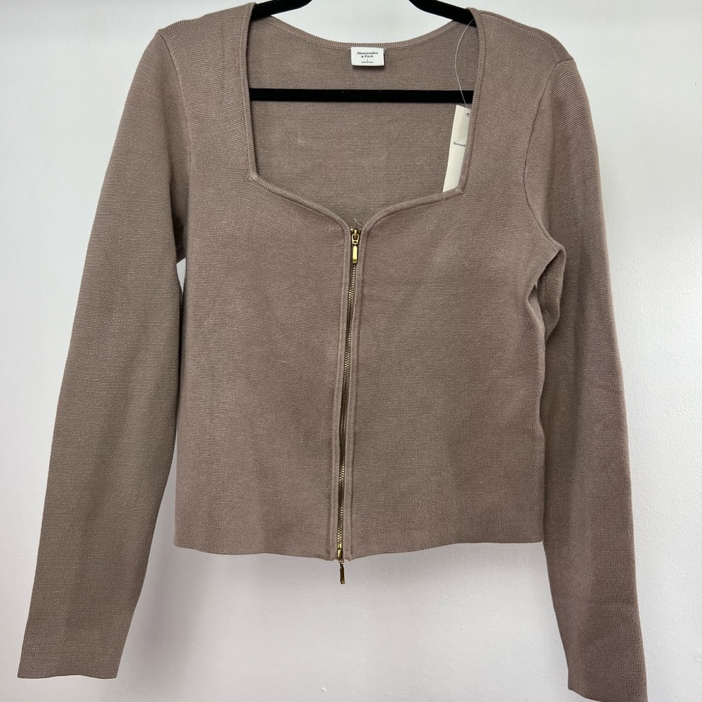 NWT ABERCROMBIE LONG SLEEVE TOP SIZE LARGE - Picture 1 of 4